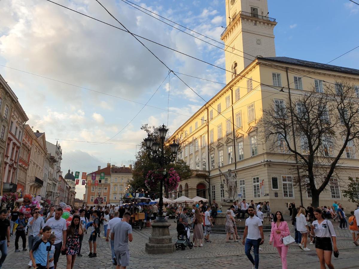 Modern Apartment In The City Center Lviv Exterior photo